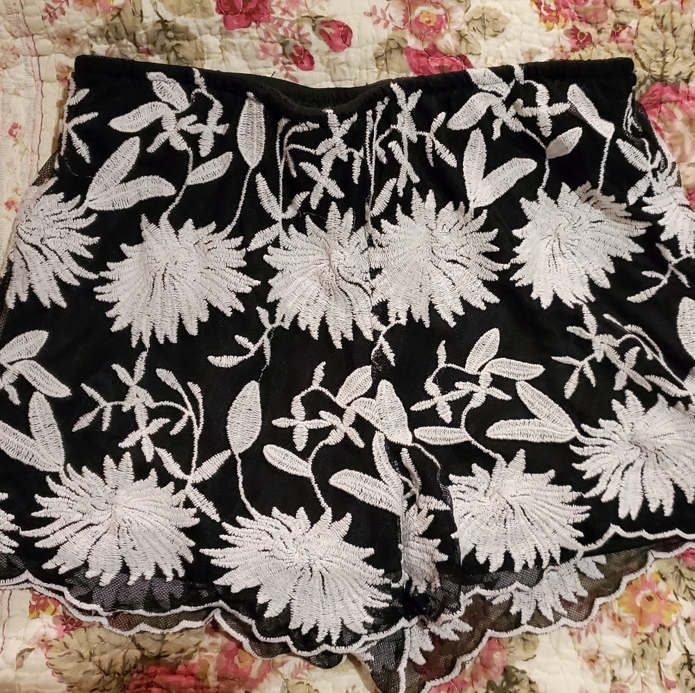 LACEY FLOWER EMBROIDERED SHORTS